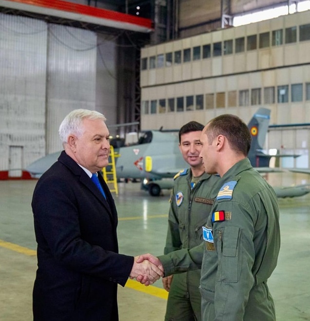 Ministrul Angel Tîlvăr, în vizită la Fabrica de Avioane din Craiova